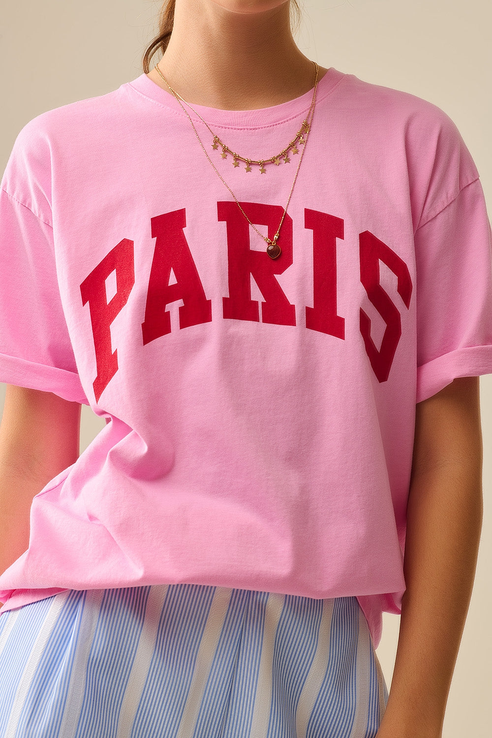 T-shirt descontraída rosa Paris com letras vermelhas