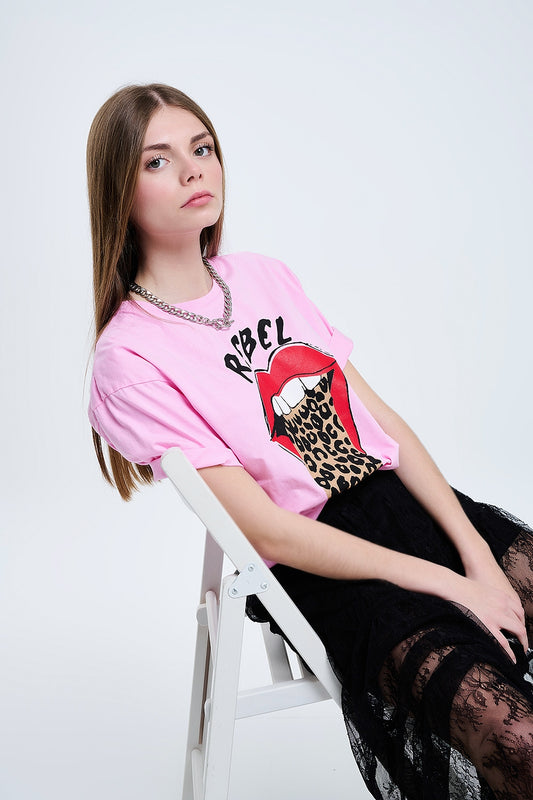 Q2 T-shirt gráfica Pink Rebel com língua estampada de leopardo