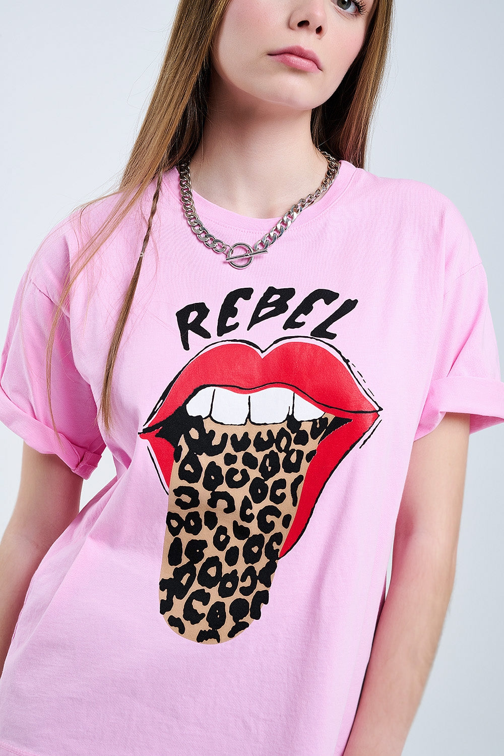 T-shirt gráfica Pink Rebel com língua estampada de leopardo