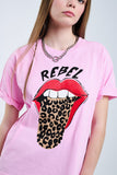 T-shirt gráfica Pink Rebel com língua estampada de leopardo