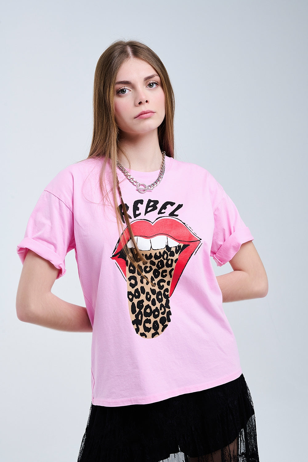 T-shirt gráfica Pink Rebel com língua estampada de leopardo