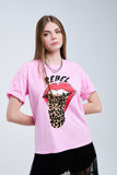 T-shirt gráfica Pink Rebel com língua estampada de leopardo
