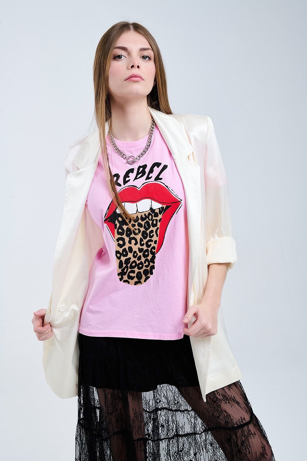 T-shirt gráfica Pink Rebel com língua estampada de leopardo