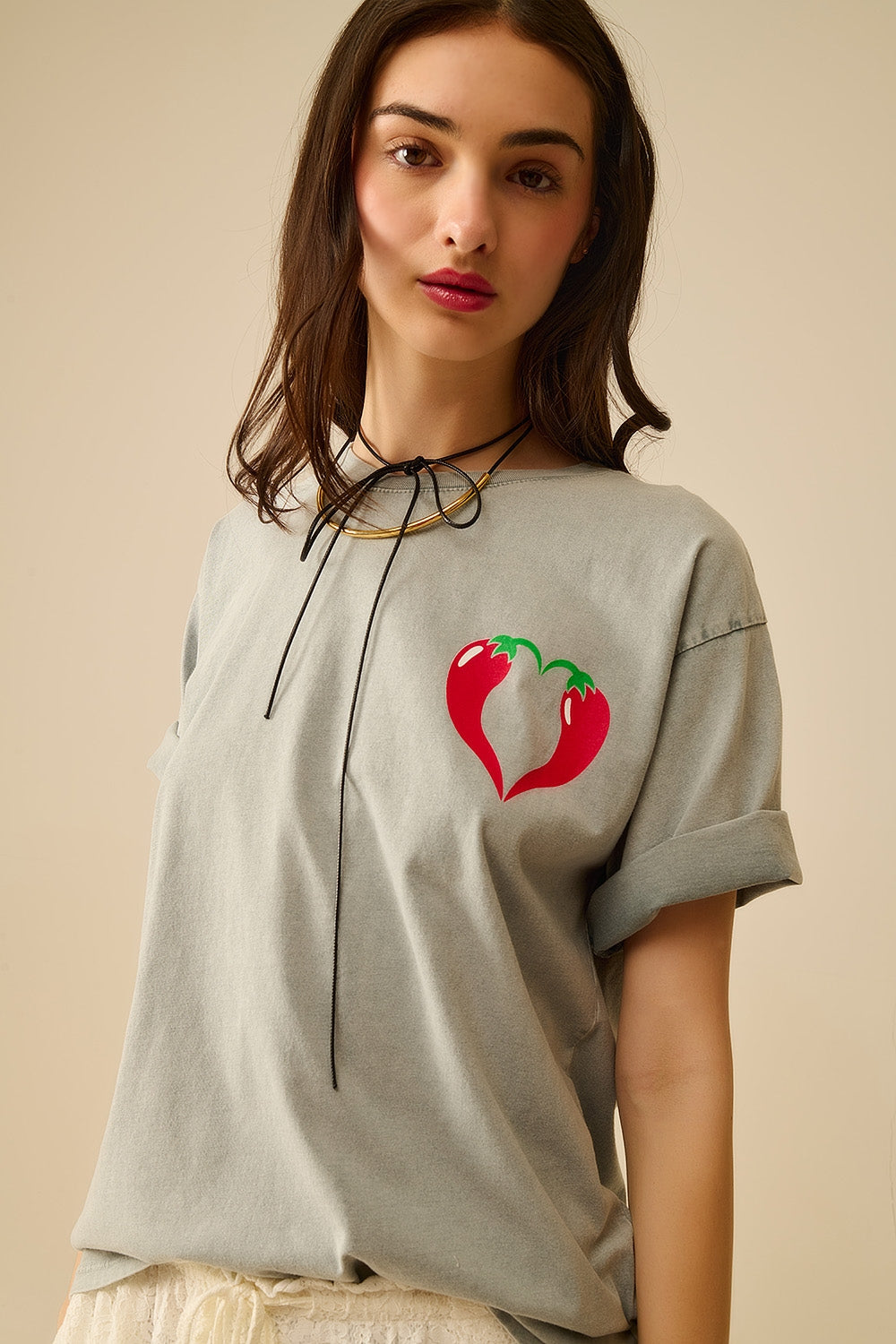 Q2 T-shirt gráfica Spicy Love cinzenta