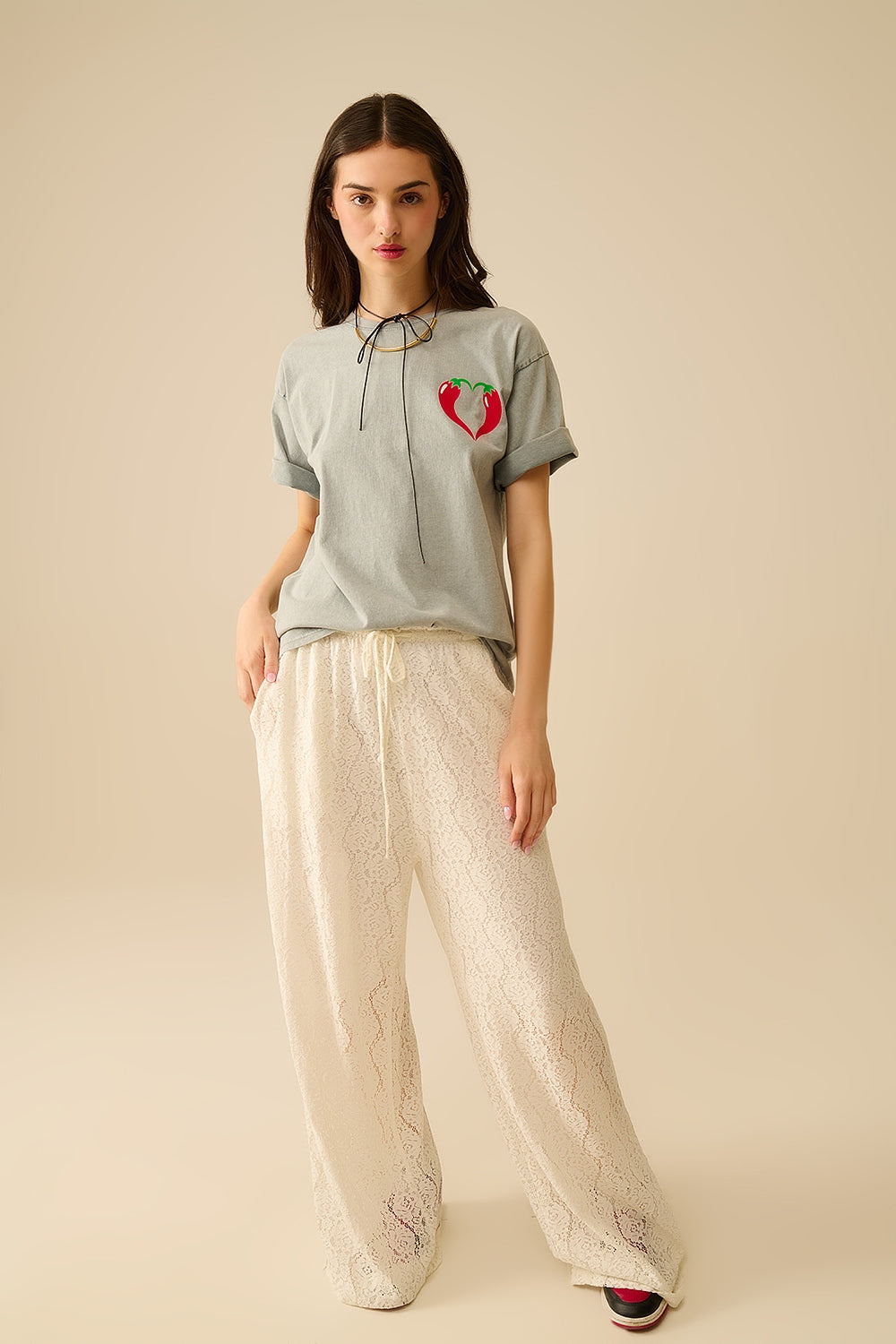 T-shirt gráfica Spicy Love cinzenta
