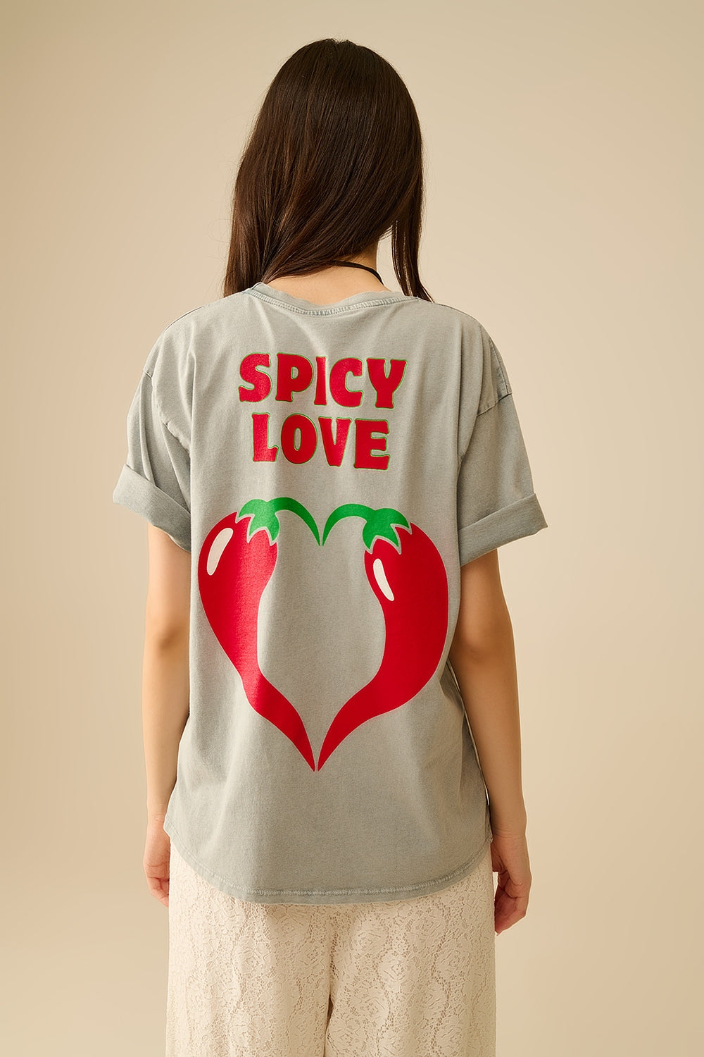 T-shirt gráfica Spicy Love cinzenta