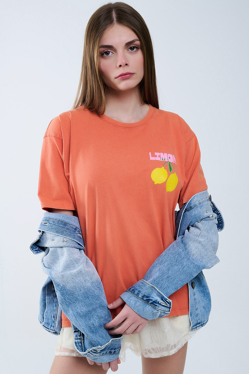T-shirt laranja descontraída com estampado de limão