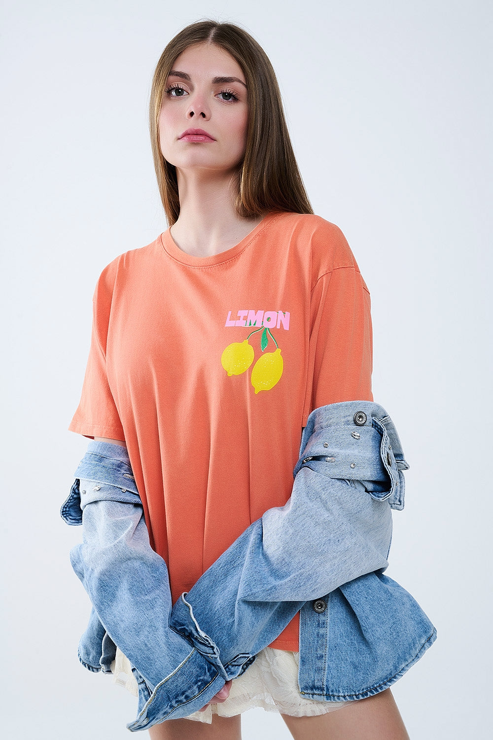 T-shirt laranja descontraída com estampado de limão