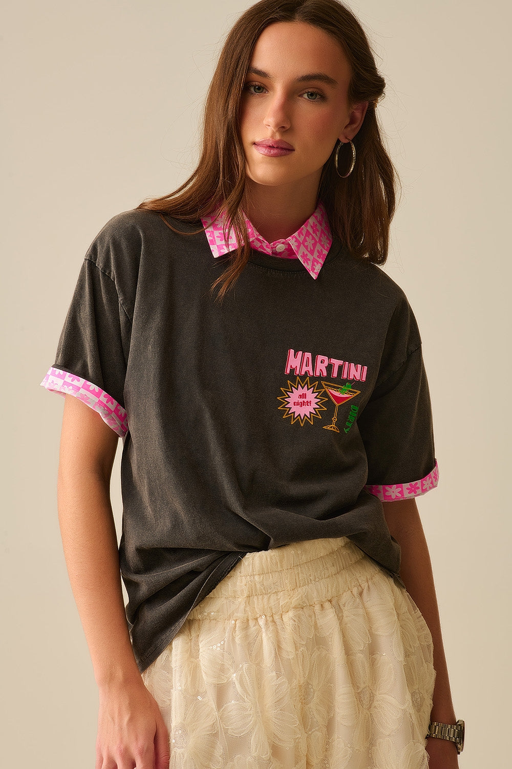 Q2 T-shirt preta com lavagem de pedra fabricada em Itália com um logótipo gráfico Martini