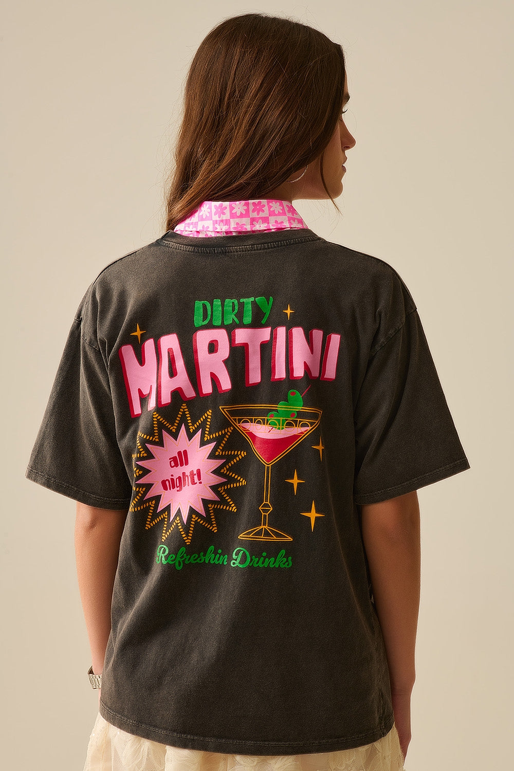 T-shirt preta com lavagem de pedra fabricada em Itália com um logótipo gráfico Martini