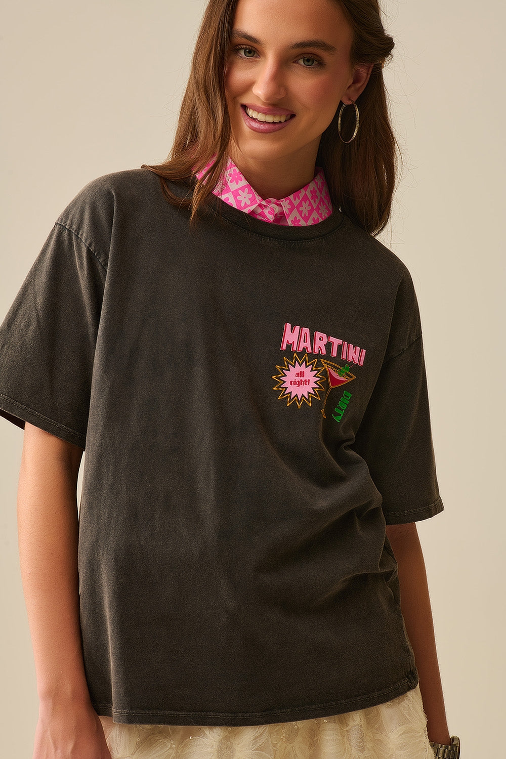 T-shirt preta com lavagem de pedra fabricada em Itália com um logótipo gráfico Martini