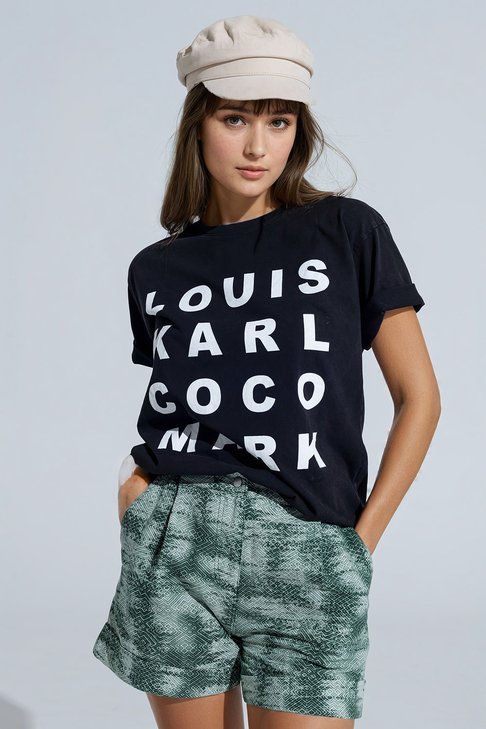 Q2 T-shirt preta com logótipos de nomes famosos à frente