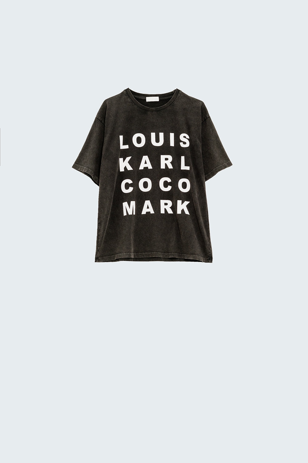 T-shirt preta com logótipos de nomes famosos à frente