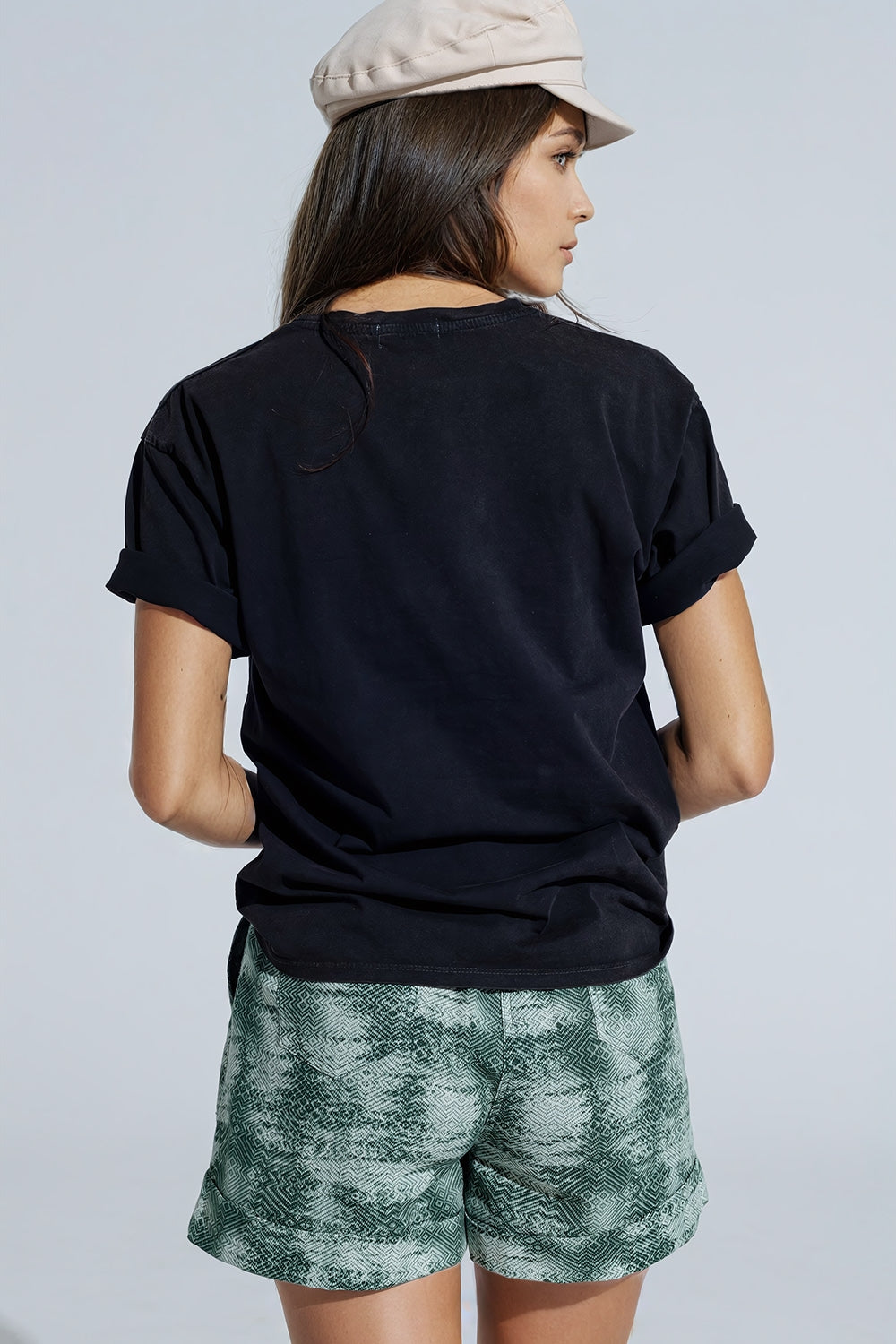 T-shirt preta com logótipos de nomes famosos à frente