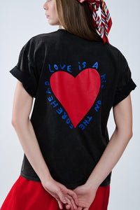 T-shirt preta com um desenho de coração na frente e nas costas