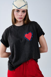 T-shirt preta com um desenho de coração na frente e nas costas