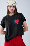 T-shirt preta com um desenho de coração na frente e nas costas