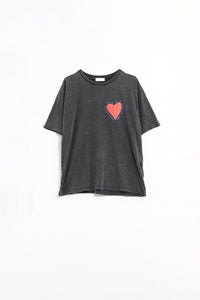 T-shirt preta com um desenho de coração na frente e nas costas