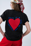 T-shirt preta com um desenho de coração na frente e nas costas