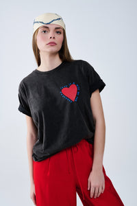 T-shirt preta com um desenho de coração na frente e nas costas