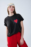 T-shirt preta com um desenho de coração na frente e nas costas