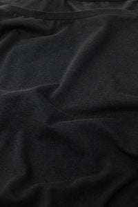 T-shirt preta em tecido elástico fino com gola redonda