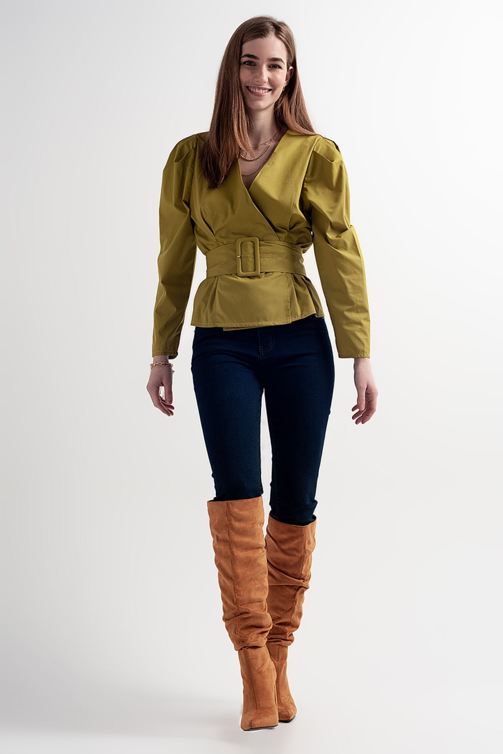 Tampo verde cruzado na frente com manga bufante e detalhe de cinto