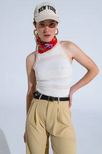 Tank top bege com design de riscas em diferentes malhas