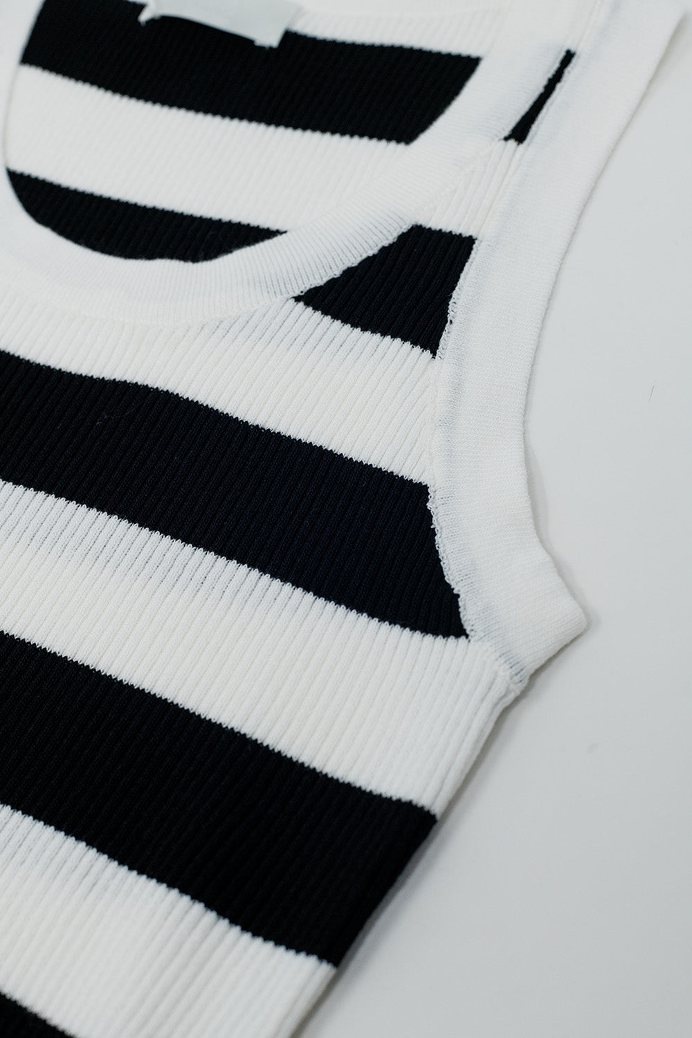 Tank Top branco com riscas largas em preto