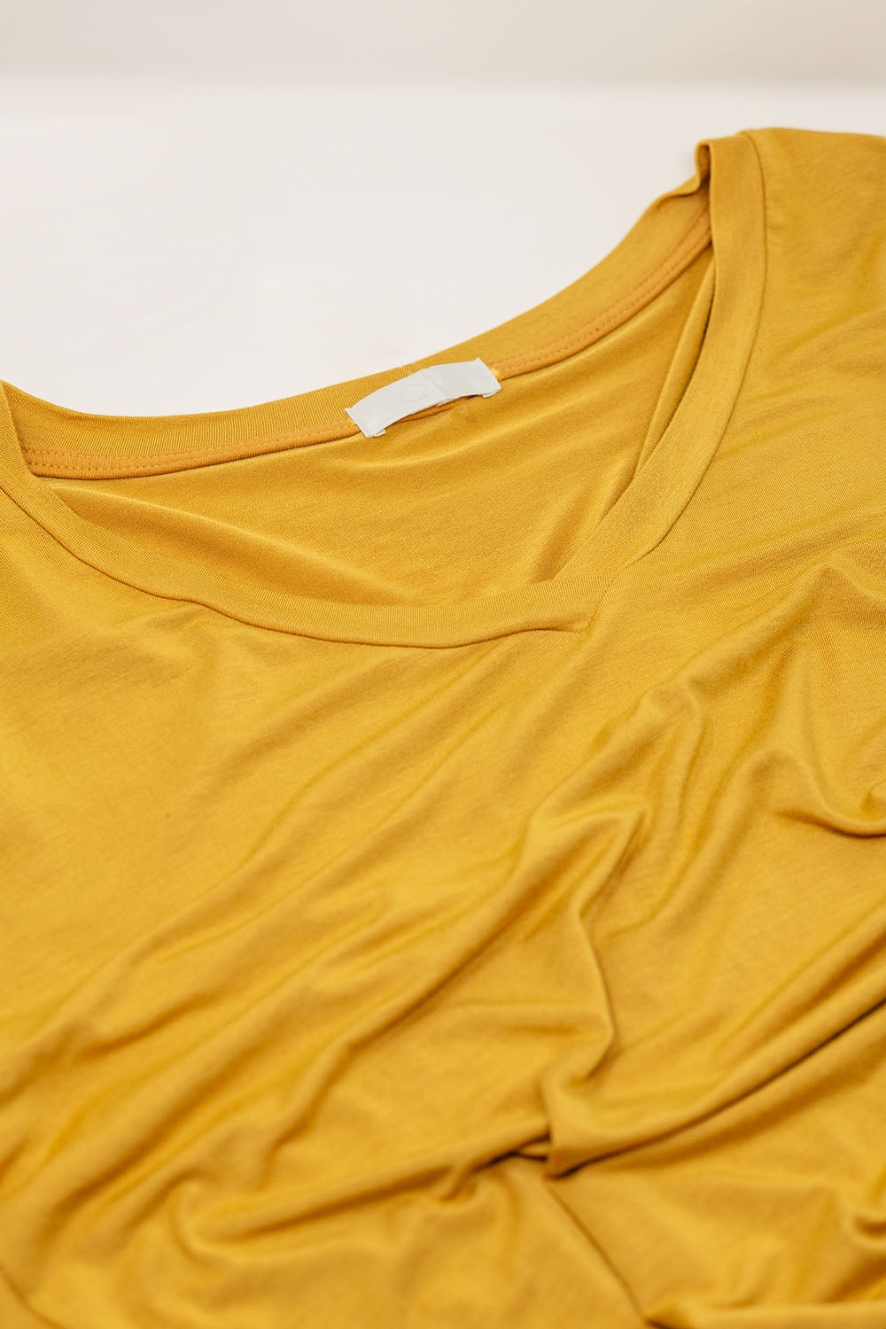 Top amarelo de manga comprida com decote em V em modal