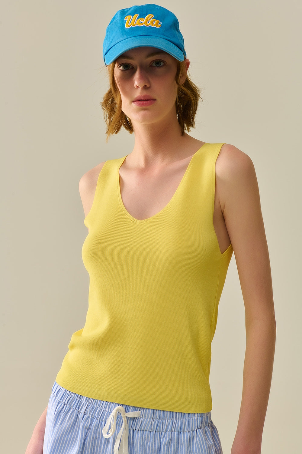 Q2 Top amarelo sem mangas de malha fina com decote em V