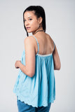 Top azul com detalhes de crochê branco