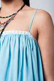 Top azul com detalhes de crochê branco