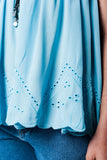 Top azul com detalhes de crochê branco