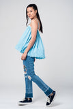 Top azul com detalhes de crochê branco