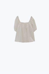 Top branco com decote quadrado e mangas curtas