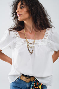 Q2 Top branco com decote quadrado e mangas curtas