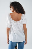 Top branco com decote quadrado e mangas curtas