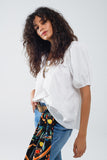 Top branco com decote quadrado e mangas curtas