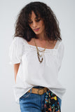 Top branco com decote quadrado e mangas curtas