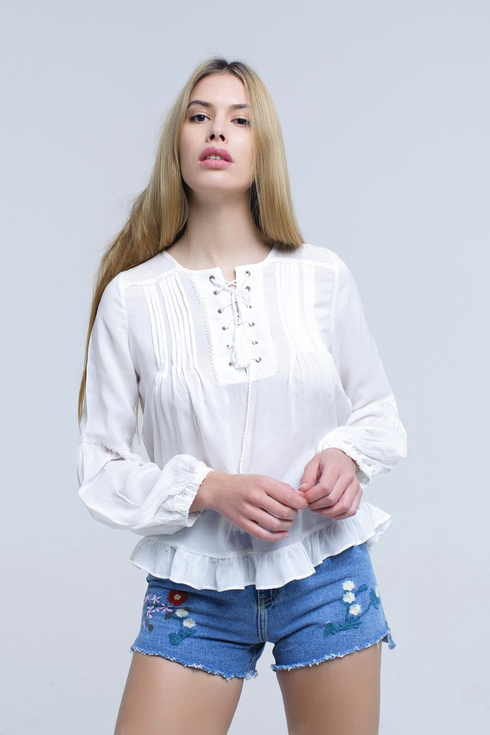Q2 Top branco com detalhes atados e bainha com plissado