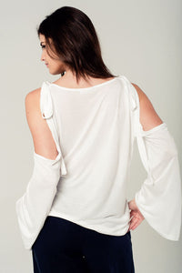 Top branco com ombros descobertos