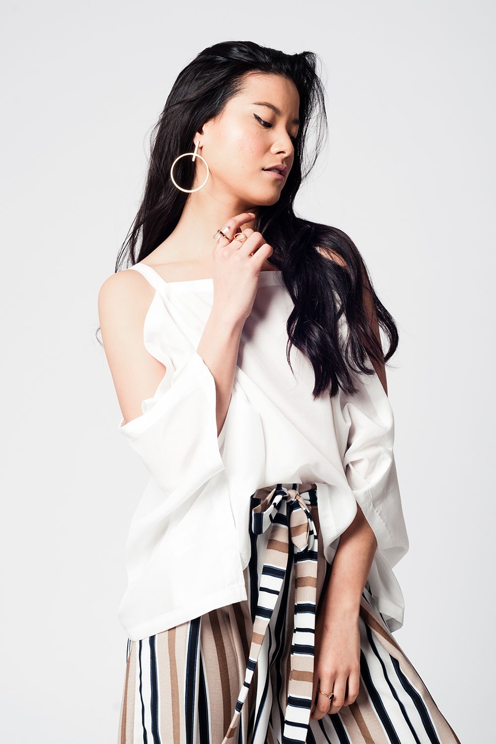 Q2 Top branco com ombros nus