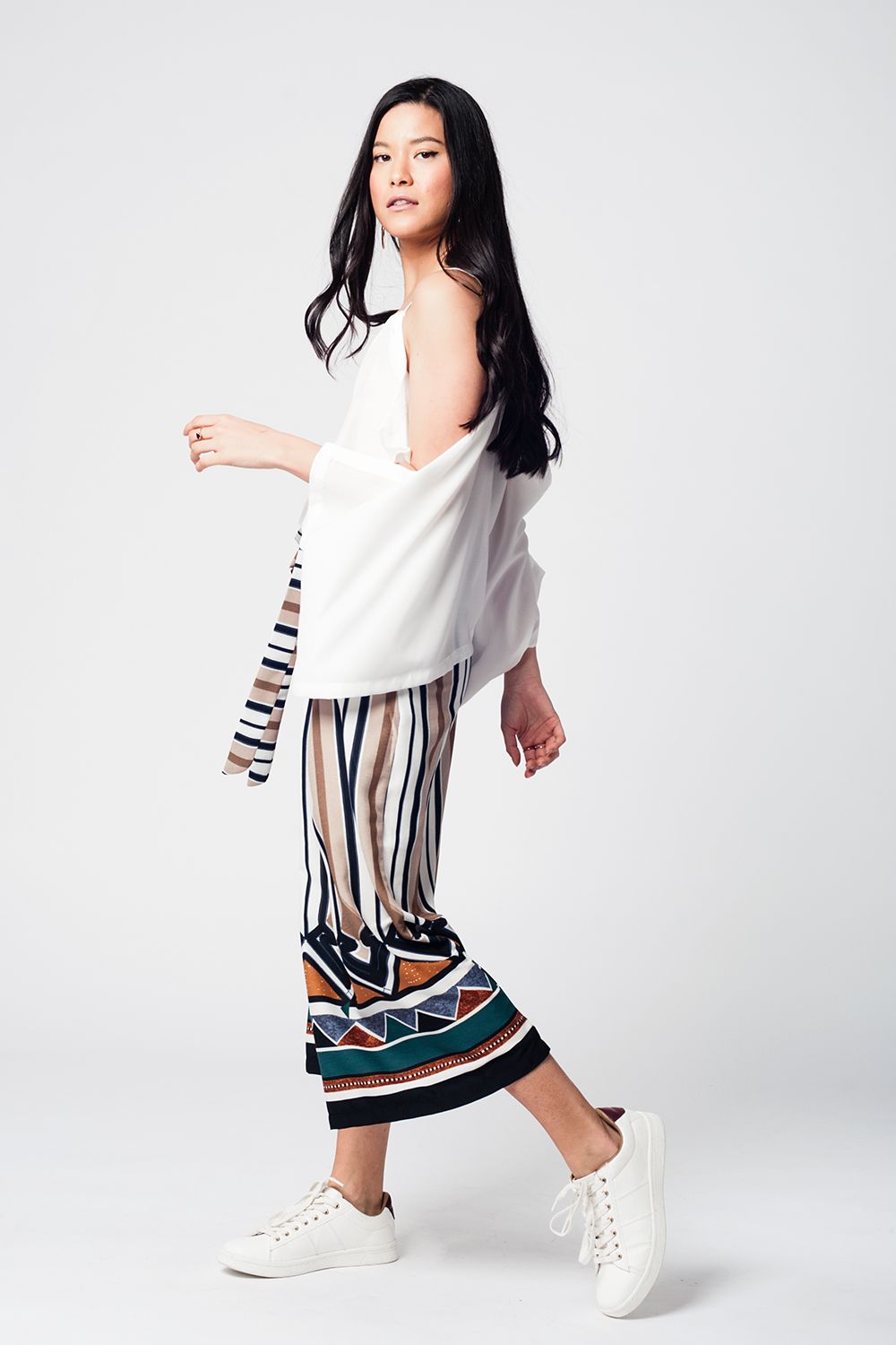 Top branco com ombros nus