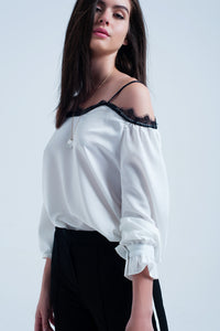 Top branco com renda preta e ombros nus