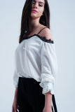 Top branco com renda preta e ombros nus