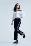 Top branco com renda preta e ombros nus