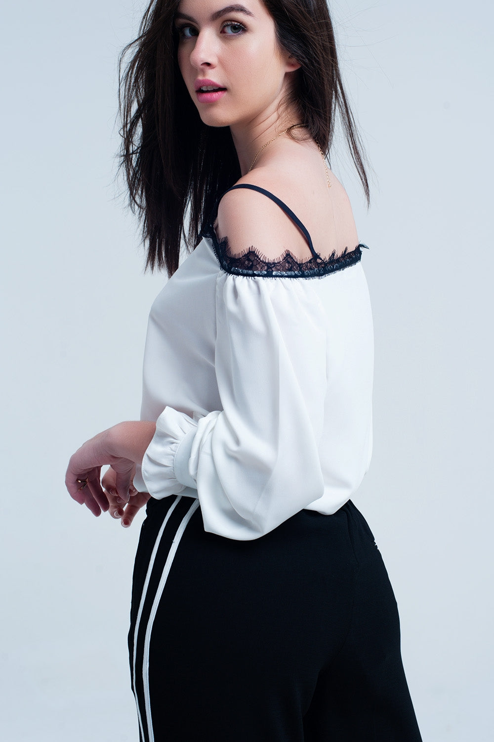 Top branco com renda preta e ombros nus