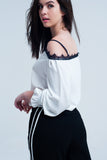 Top branco com renda preta e ombros nus