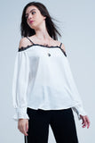 Top branco com renda preta e ombros nus
